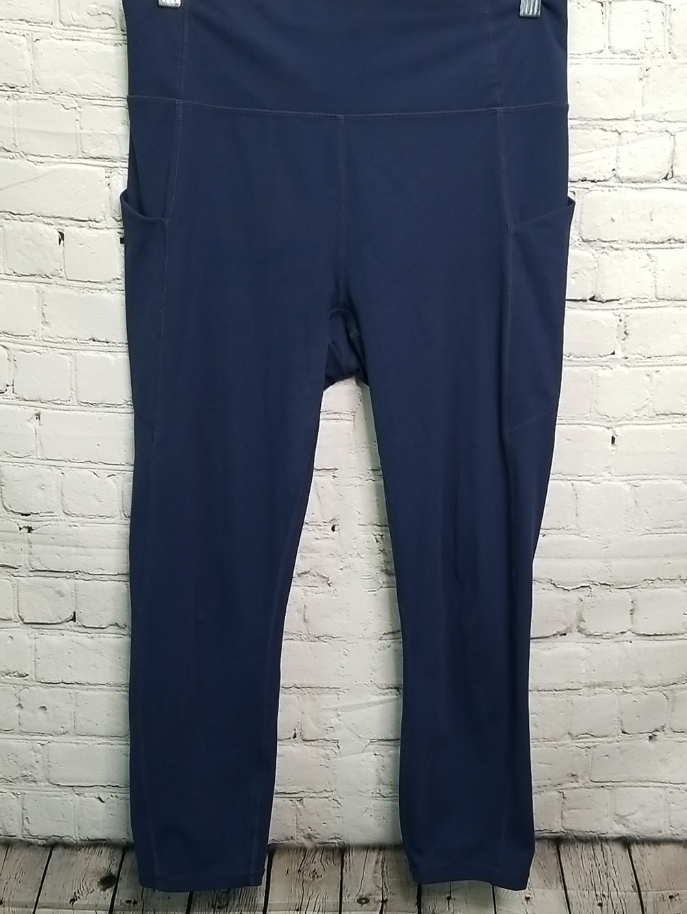 Fabletics womens size Large leggings w/side pockets EUC